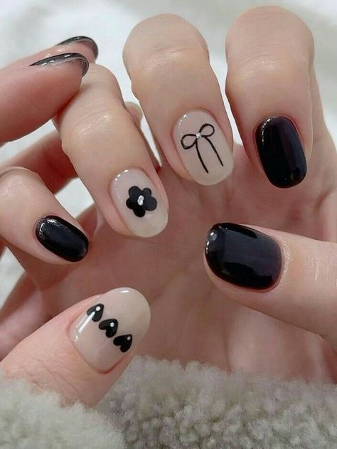 Simple Nail Art In Black, Cute Nail Art For Short Nails Easy, Minimal Manicure Design, Black Short Nails Design Simple, Nail Art Designs Short Nails Simple, Nails Design Short Simple, Short Minimal Nails, Short Nails Nail Art Simple, Simple Painted Nails