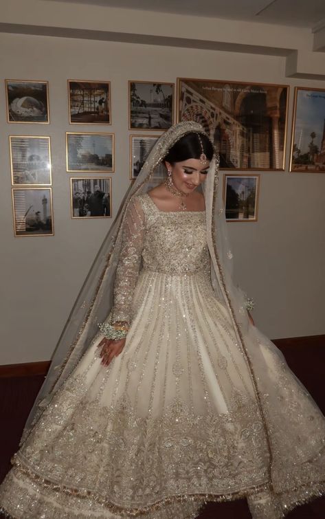 Nikkah Dress Gharara, Pakistani Barat Brides Dresses, Legal Wedding Outfit, Walima Bridal Dress Pakistan, Simple Nikkah Outfit, White Nikkah Outfit, Nikkah Outfit Pakistani Bridal, White Pakistani Bridal Dress, Pakistani Engagement Hairstyles