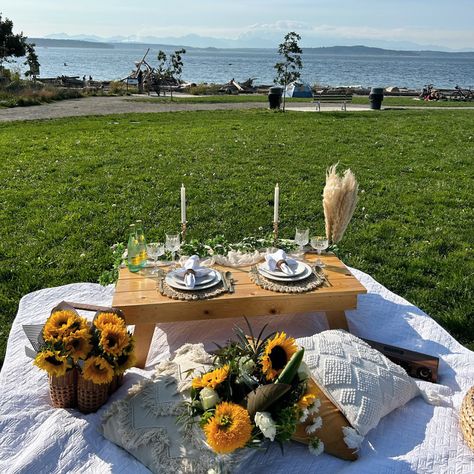 Fall’s favorite flower in full bloom! Sunflowers brighten up any picnic, especially this one in West Seattle. Sunflower Beach Proposal Ideas, Proposal Ideas Sunflowers, Sunflower Field Proposal, Picnic Promposal, Proposal Picnic Ideas, Sunflower Proposal, Proposal Set Up Ideas Outside, Picnic Proposal Ideas, Autumn Proposal