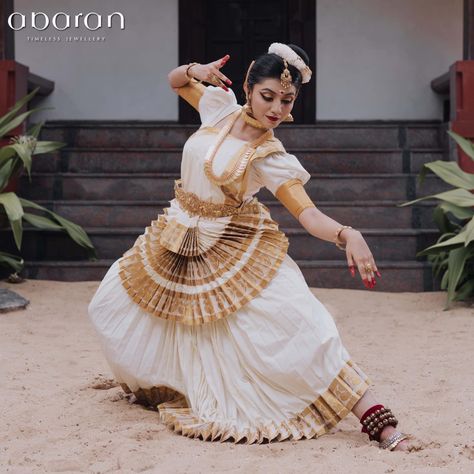 Classical Dance Dress Indian, Mohiniyattam Aesthetic, Mohiniyattam Poses, Mohiniattam Dance, Mohiniyattam Dance, Dance Forms Of India, Manga Tips, Indian Classical Dancer, Bharatanatyam Poses