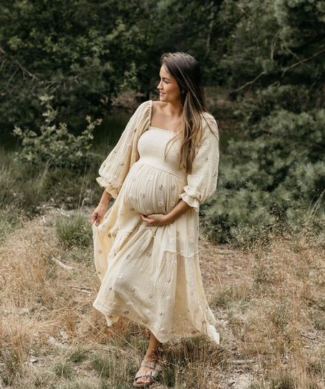 Winter Pregnancy Photoshoot, Maternity Photography Outdoors, Maternity Photography Poses Pregnancy Pics, Maternity Photography Couples, Maternity Photoshoot Poses, Pretty Pregnant, Mommy Outfits, Traditional Dresses Designs, Winter Maternity