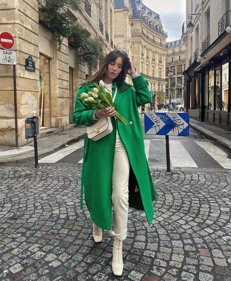 Green Coat Outfit Winter, Green Coat Outfit, Colorful Winter Outfits, Theatrical Romantic Style, Bright Winter Outfits, Madrid Outfits, Winter Coat Outfits, London Outfit, Bright Winter