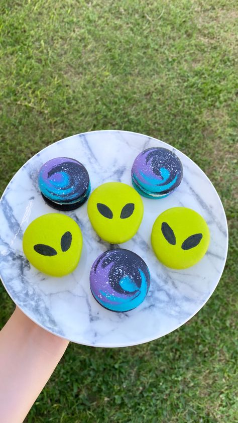 Alien Party Food Ideas, Alien Snacks Space Theme, Alien Birthday Cake Ideas, Alien Themed Birthday Party, Space Themed Macarons, Alien Party Ideas, Alien Macarons, Alien Themed Desserts, Alien Birthday Cake