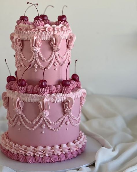 Round Vintage Cake, Retro Wedding Cakes, Cake With Cherries, Victorian Cakes, Bolo Vintage, Tiered Cakes Birthday, Birthday Cake Decorating Ideas, Vintage Birthday Cakes, Cake Piping