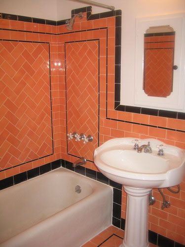 Kid Couples, Vintage Tile Bathroom, Art Deco Bathrooms, Peach Bathroom, Colorful Bathroom Tile, Orange Bathrooms, Art Deco Bathroom, Deco Bathroom, Retro Bathrooms