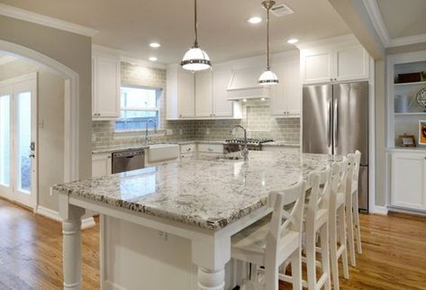 Alaska White Granite Kitchen Countertop Interior Design Ideas Alaska White Granite, Glass Subway Tile Backsplash, Wood Hood, Granite Kitchen Island, Model Dapur, White Granite Countertops, Hood Ideas, Gray And White Kitchen, White Shaker Cabinets