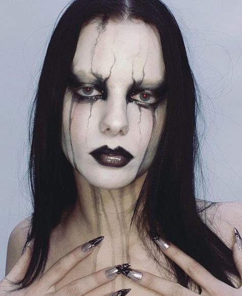 Makeup Ideas Grunge, Dark Angel Makeup, Uzzlang Aesthetic, Aesthetic Eyeliner, Demon Makeup, Goth Eye Makeup, Angel Makeup, 2000s Art, Inspo Makeup