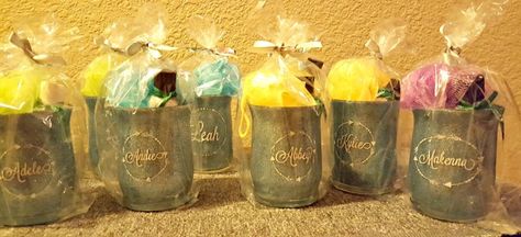 DIY 13th birthday party favors Teen Party Favors, Desserts For Parties, Birthday Teen, Simple Wedding Favors, Sweet 16 Party Favors, Food Wedding Favors, Makeup Gifts, Wedding Favours Luxury, Pool Party Favors