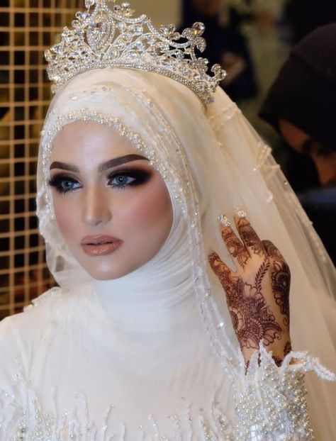 Makeup With Hijab, Bride Hijab Style, Eastern Makeup, Bride Hijab, Bridal Jewelry Sets Brides, Muslim Wedding Dresses, Stylish Wedding Dresses, Hijab Bride, Makeup Stuff