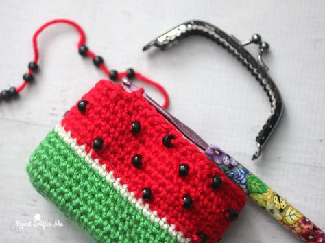 Crochet Watermelon, Watermelon Bag, Diy Coin Purse, Crochet Coin Purse, Repeat Crafter Me, Knit Purse, Crochet Shell Stitch, Crochet Videos Tutorials, Crochet Purse Patterns