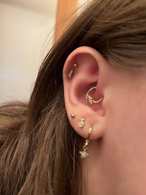 Gold Ear Stack Aesthetic, Daith Rings, Earring Inspo, Piercing Inspo, Pretty Ear Piercings, Ear Stack, Ear Piercing, Piercing Tattoo, Piercing Jewelry