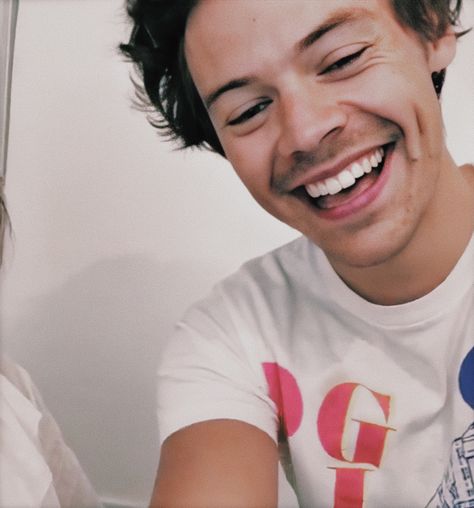 Harry Styles Selfie, Harry Styles Smile, Harry Styles Cute, Solo Music, Celebrity Look Alike, Harry Styles Wallpaper, One Direction Harry, Celebrity Style Red Carpet, Harry Styles Pictures