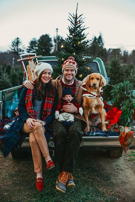 Sarah Vickers, Christmas Family Photoshoot, Classy Girls Wear Pearls, Cute Christmas Outfits, Photos With Dog, Family Christmas Pictures, Christmas Shoot, Christmas Family Photos, Foto Tips