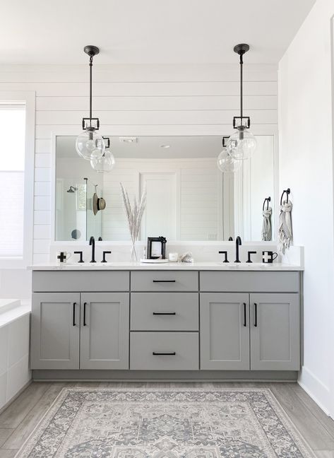 Cedar Landing Coastal Bathroom – Milissa Morgan Design Light Gray Bathroom Ideas, Unique Wall Decor Ideas Creative, Unique Wall Decor Ideas, Modern Coastal Bathroom, Bathroom Decor Black, House Reference, Spa Aesthetic, Coastal Bathroom Design, House Basement