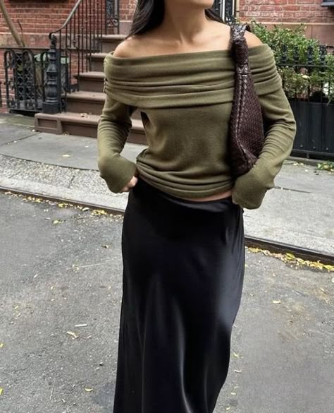 Shoulderless Top, Office Fits, Month Of February, Black Maxi Skirt, Style Basics, Parisian Fashion, Brown Shoulder Bag, Fall Winter Wardrobe, Hottest Fashion Trends