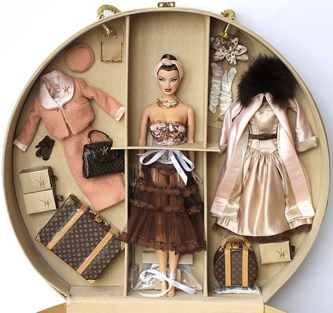 Haute Luxuries Gift Set, Haute Doll Magazine Exclusive 2004 (limited to 500) by fashiondollcollector, via Flickr Doll Magazine, Accessoires Barbie, Luxury Gift Set, Barbie Doll Set, Barbie Fashionista Dolls, Barbie Style, Barbie Fashionista, Beautiful Barbie Dolls, Fashion Royalty Dolls