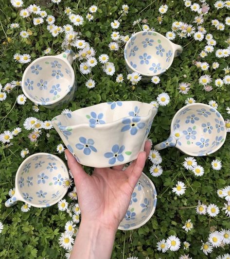 Pottery Painting Aesthetic, Diy Pottery Painting, Blue Flower Painting, Tanah Liat, Pottery Painting Designs, Keramik Design, Flower Bowl, Pottery Crafts, Diy Pottery