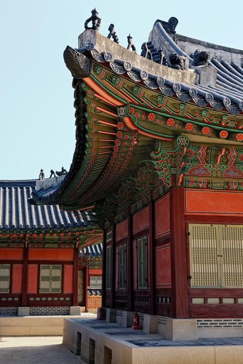 Seoul Travel Guide, Korean Traditional House, Gyeongbokgung Palace, Korean Architecture, Seoul Travel, Korea South, South Korea Travel, Traditional Homes, Korean Culture