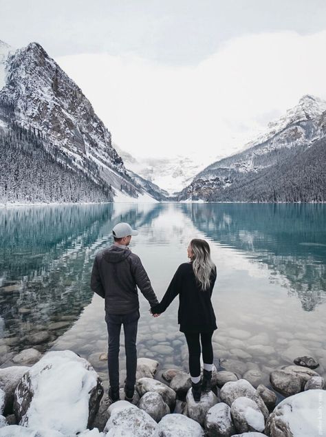 Winter Engagement Photos Outfits, Winter Engagement Pictures, Country Engagement Pictures, Lake Louise Banff, Couple Inspiration, Travel Pose, Engagement Photos Country, Mountain Engagement Photos, Outfit Photo