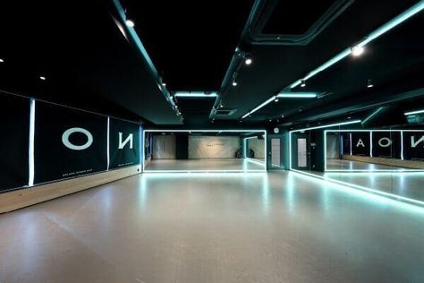 Studio 21Jam and Rollerположено. Dance Studio Lobby Ideas, Kpop Dance Room, Studio Dance Room Kpop, Dance Studio Design Interiors, Studio Dance Room, Dance Room Ideas, Black Dance Studio, Dance Studio Ideas, Dance Studio Design