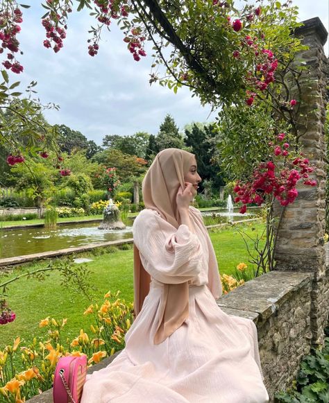 Hijabi Photoshoot Ideas, Hijabi Picnic Outfit, Modest Poses, Abaya Poses, Hijabi Poses, Soft Girl Aesthetic Outfit, Muslimah Outfit, Cute Modest Outfits, Pose Fotografi