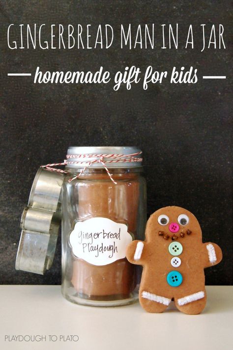 Awesome Christmas gift for kids! Make a gingerbread man kit in a jar. Clever homemade gift idea. Gingerbread Man Kit, Gingerbread Man Decorations, Gift Jars, Playdough To Plato, Playdough Activities, Gingerbread Crafts, Playdough Kits, Playdough Recipe, 4 December