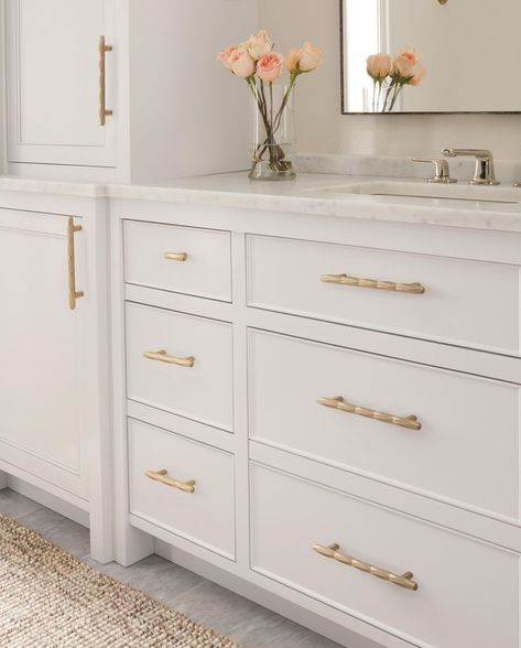 Crisp lines. Geometric patterns. All beautifully balanced. ✨ The Amerock St. Vincent collection from Häfele is chic and stylish – the perfect transitional-style hardware for any room in your house. #cabinethardware #cabinetknobs #drawerpulls #cabinetdesign #bathroomdesign #homeremodeling Cabinet Hardware Size, Golden Champagne, St Vincent, Handle Cabinet, Bath Hardware, Drawer Pull Handles, Cabinet Drawers, Industrial Chic, Cabinet Handles