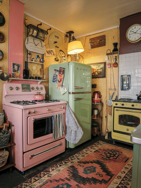 Kitschy Kitchen Ideas Kitsch Kitchen Decor, Eclectic Apartment Kitchen, Kitschy Aesthetic, Kitschy Kitchen Decor, Kitschy Decor, Quirky Kitchen, Kitsch Decor, Living Space Ideas, Kitschy Kitchen