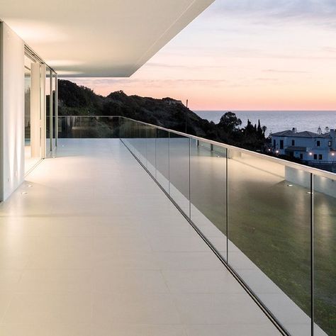 Outside Glass Railing, Glass Exterior Railing, Patio Glass Railing, Glass Railing Outdoor, Glassed In Patio, Frameless Glass Balcony, Glass And Metal Railing, Contemporary Railings Exterior, Glass Guardrail Design