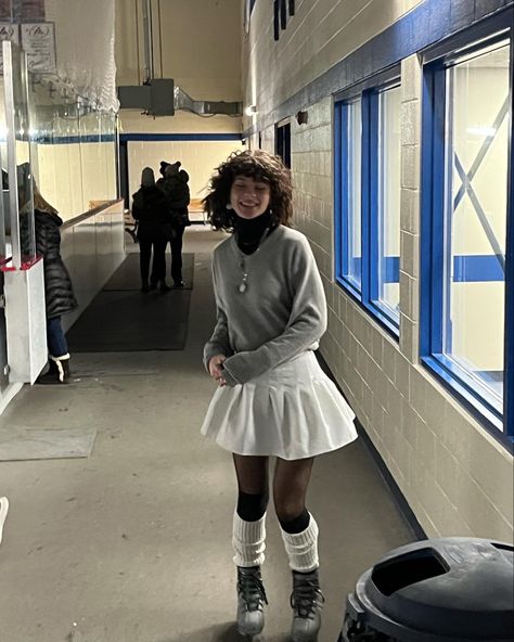 Skating Rink Pictures, Winter Outfit Grunge, Ice Skating Hairstyles, Skating Hairstyles, Photography Poses Ideas, Curly Hair Hairstyles, Indie Clothing, Ice Skating Outfit, Outfit Grunge