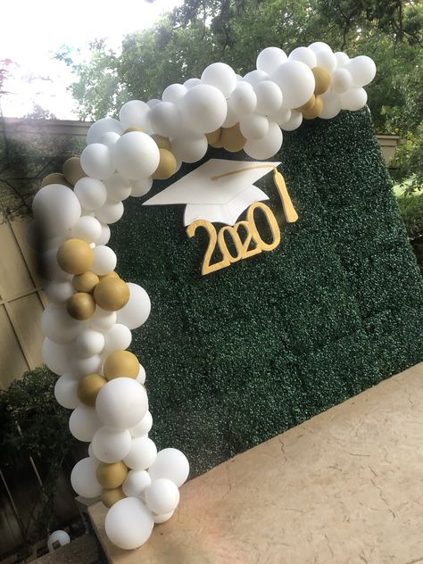 Outdoor Graduation Party Ideas, Outdoor Graduation Party, Green Graduation Party, Kyoto University, High School Graduation Party Decorations, Graduation Party Backdrops, Backyard Graduation Party, Best Costumes, Graduation Photo Booth