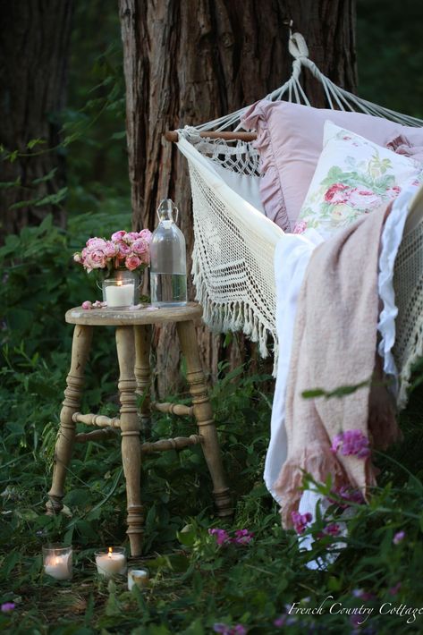 Summer House Interior, Shabby Chic Bedrooms Decorating Ideas, Shabby Chic Bedroom Ideas, Chic Bedroom Ideas, Sunroom Decor, Summer House Interiors, Bohemian Backyard, Summer Outdoor Decor, French Vintage Decor