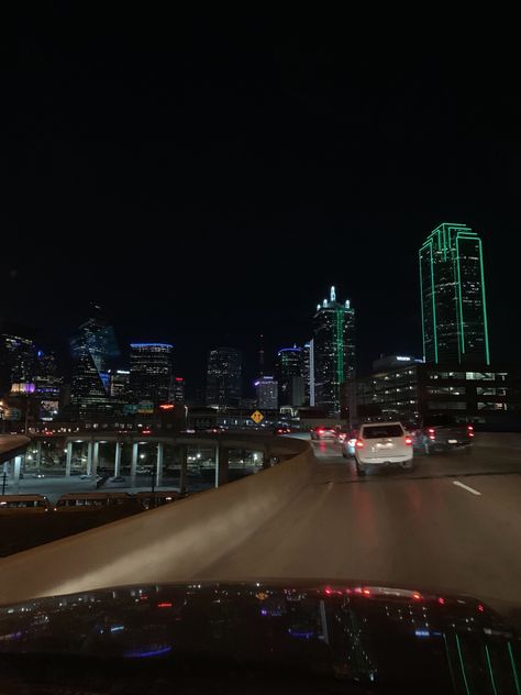 Downtown Dallas At Night, Down Town Dallas, No Face Body Pictures, Calm Pics, Dallas Photography, Dallas City, Dump Ideas, Fotos Aesthetic, Uni Life