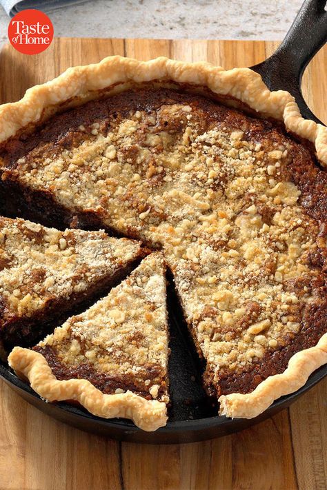 27 Cast Iron Desserts for Thanksgiving Cast Iron Skillet Pies, Cast Iron Thanksgiving Recipes, Cast Iron Pie Recipes, Cast Iron Pan Desserts, Cast Iron Skillet Recipes Dessert, Cast Iron Desserts, Desserts For Thanksgiving, Skillet Cookies, Shoofly Pie