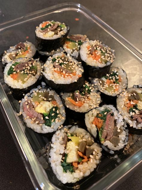 [Homemade] Korean sushi roll (Kimbap) Korean Food Homemade, Triangle Kimbap Aesthetic, Kimbap Aesthetic, Korean Sushi, Best Korean Food, Sushi Roll, Food Babe, Delicacy Food, Bulgogi