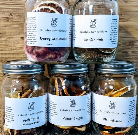 Dried Fruit Mason Jar Drinks, Diy Mason Jar Cocktail Kits, Cocktail Infusion Jar Recipe, Liquor Infusion Jar Recipes, Dried Fruit Alcohol Infusion Recipe, Dry Cocktail Mixes In A Jar, Dry Drink Mixes In A Jar, Dehydrated Drink Mixes, Homemade Cocktail Infusion Kit