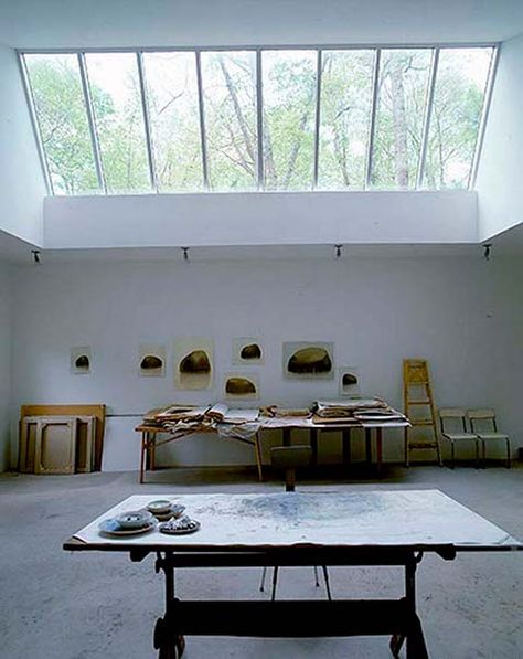 Forest Studio  If you’ve ever dreamed about quietly working away in the middle of the forest like Snow White, then behold one New York artist’s studio surrounded by trees and silence. A transparent roof allows you to daydream while painting, and the interior design is minimal, putting the emphasis on your work. Workspace Studio, Create Room, Artists Studios, Art Studio Design, Building House, Industrial Living, Artistic Space, Attic Spaces, Dream Studio