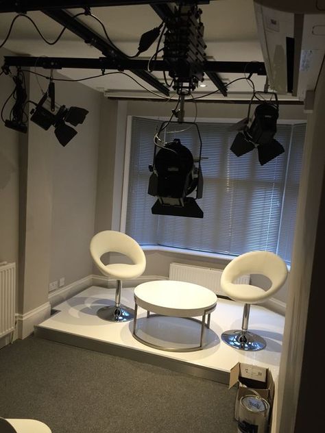 Video Setup Studio, Youtube Interview Setup, At Home Film Studio, Video Sets Design, Production Studio Ideas, Tv Production Studio, Interview Setup Design, Podcasts Studio Design, 2 Person Podcast Setup