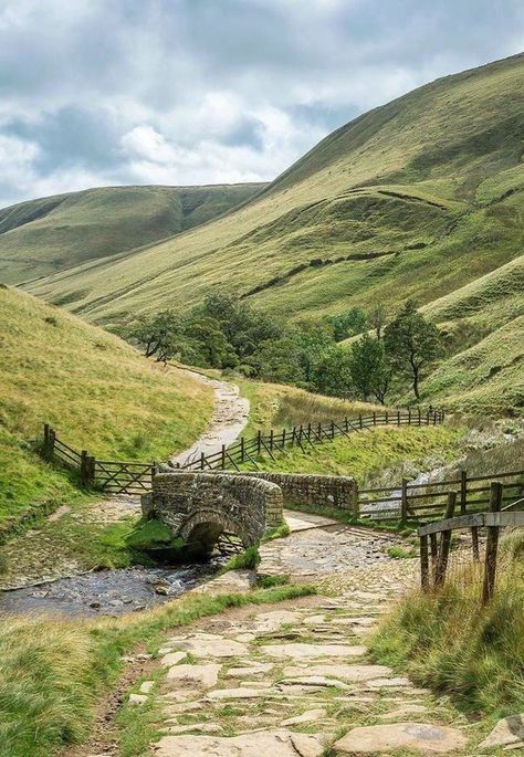 Derbyshire Dales, Peak District England, Irish Countryside, Ireland Landscape, British Countryside, Peak District, Lone Wolf, English Countryside, Grade 2