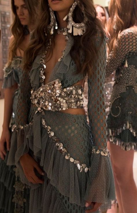 Look Hippie Chic, Look Boho Chic, Mode Hippie, Classy Prom Dresses, Festival Outfits, Boho Outfits, Runway Fashion, Miu Miu, Pretty Outfits