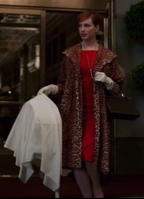 Joan Holloway Leopard Print Coat Mad Men Outfits Women, Joan Holloway Style, Joan Holloway Outfits, 1950s Fashion Hair, Joan Mad Men, Mad Men Joan Holloway, Jacqueline De Ribes, Movie Fashion Outfits, Joan Holloway