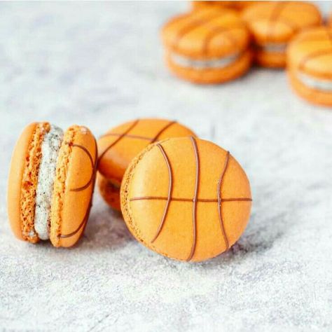 Basketball Macarons, Football Macarons, Basketball Food, Basketball Balls, Basketball Things, Basketball Theme Birthday, Basketball Ideas, Macaroon Cake, Basketball Decorations