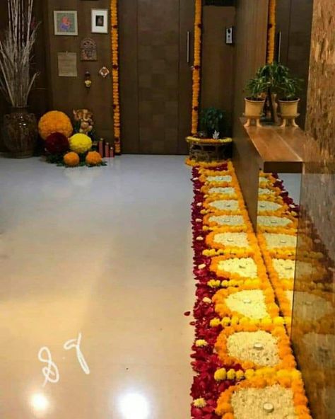 Gruhpravesh Decoration, Simple Anniversary Decoration, Simple Anniversary Decoration Ideas, Anniversary Decoration Ideas At Home, Anniversary Decoration Ideas, Indian Floral Decor, Floral Rangoli, Home Flower Decor, Thali Decoration Ideas