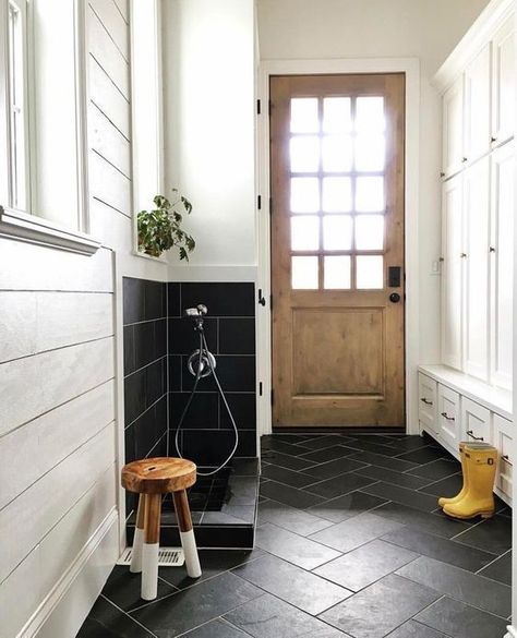 12 GENIUS MUDROOM DOG WASH STATION IDEAS FOR PET LOVERS - Hey, Djangles. Photo credit: Instagram @hawkes_landing Hall Deco, Room Tiles Design, Gorgeous White Kitchen, Veranda Design, Laundry Room Tile, Dog Washing Station, Mudroom Laundry Room, Mudroom Design, Room Tiles