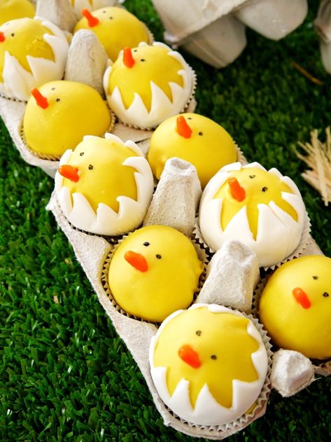 Chick Cake Pops, Easter Themed Cakes, Chick Cake, Cake Pops Recipe, Easter Cake Pops, Easter Cooking, Cake Pop Tutorial, Barnyard Birthday Party, Hatching Chicks