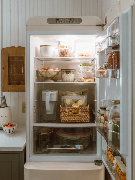 Small Fridge Organization, Smeg Refrigerator, Refrigerator Ideas, Vintage Fridge, Smeg Fridge, Smeg Appliances, Home In The Woods, Retro Appliances, Clean Fridge