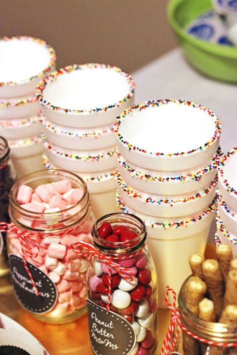 Most of the ideas for a hot chocolate bar I've seen tend toward a Christmas or Valentine's theme, but I went for something more bright, whimsical and spring-like. It may be chilly enough to sip on hot cocoa, but that doesn't mean we don't have some spring fever! Hot Chocolate Bar Party, Christmas Hot Chocolate Bar, Hot Cocoa Party, Hot Chocolate Party, Cocoa Party, Hot Chocolate Spoons, Diy Hot Chocolate, Hot Chocolate Bar, Chocolate Spoons