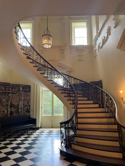 spiral staircase cottage core victorian old house 50s classic foyer living room entrance Staircase Cottage, Fancy Stairs, Victorian Foyer, Classic Foyer, Foyer Living Room, Swan House, Living Room Entrance, Room Entrance, Spiral Stairs