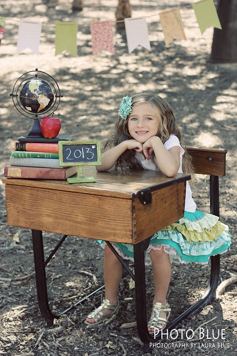 Back to School Mini Sessions by {Photo Blue Photography} Preschool Photo Ideas, Kindergarten Photos, Preschool Pictures, Photowall Ideas, Back To School Pictures, Mini Photo Sessions, Photography Mini Sessions, School Portraits, Preschool Graduation