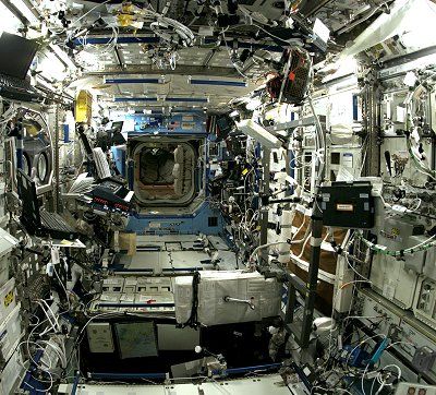 Interior ISS...wouldn't you expect something more...hitech? Space Station Interior, Spaceship Interior, Earth Orbit, Space Stuff, Nasa Space, International Space Station, Space The Final Frontier, Earth From Space, Space Program